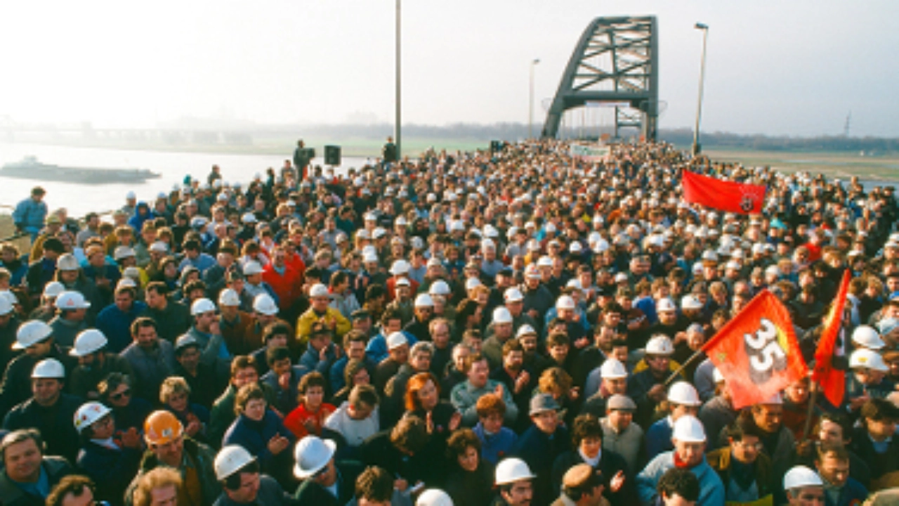 Stahlarbeiter demonstrieren 1988 auf der Brücke der Solidarität gegen die Schließung des Stahlwerks Duisburg-Rheinhausen 
