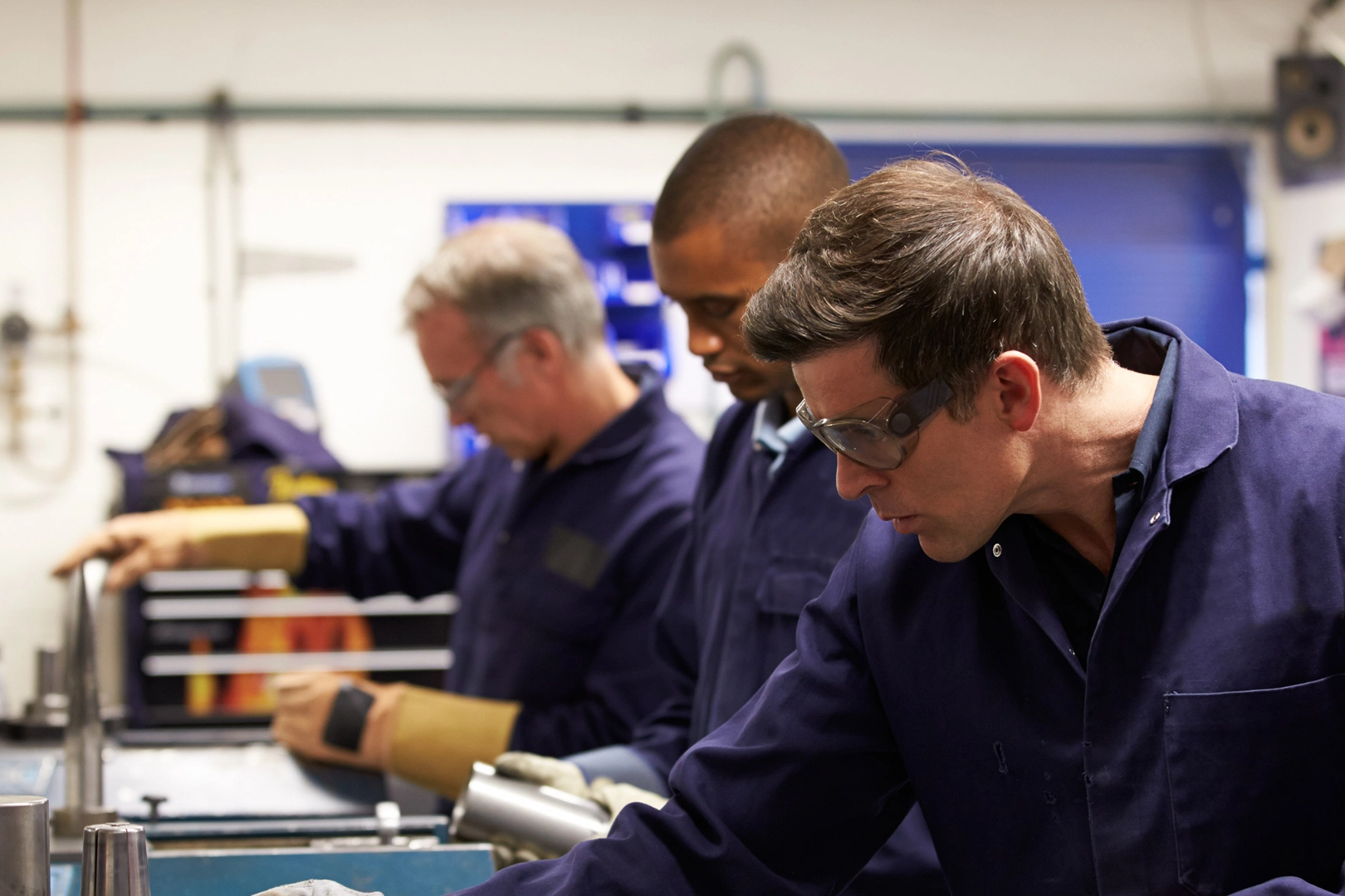 Auszubildende in einer Metallwerkstatt