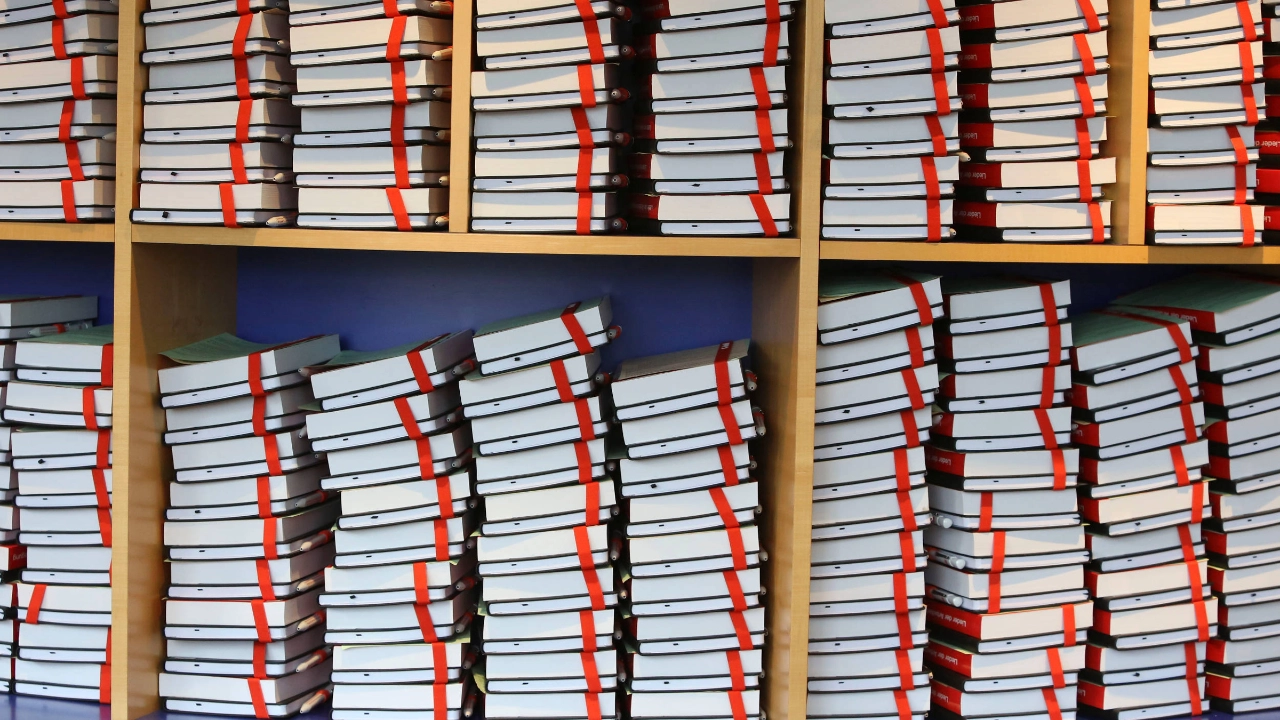 In einem Regal gestapelte Bücher.