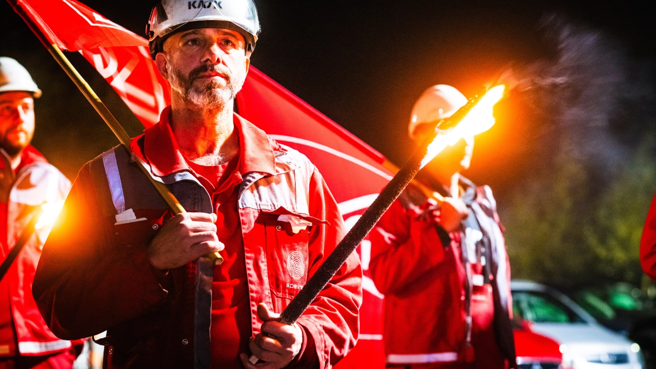 Bei Speira in Hamburg startete die Nachtschicht nach Ende der Friedenspflicht am Dienstag um Mitternacht in die Warnstreiks.