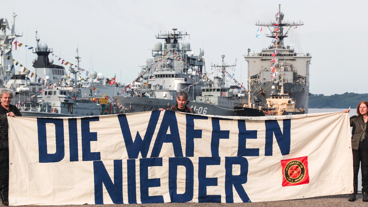 Die Ostsee muss ein Meer des Friedens sein!Entmilitarisierung der Kieler Woche!Keine Kriegsschiffe - keine Militärshow!Keine Werbung für die Bundeswehr!