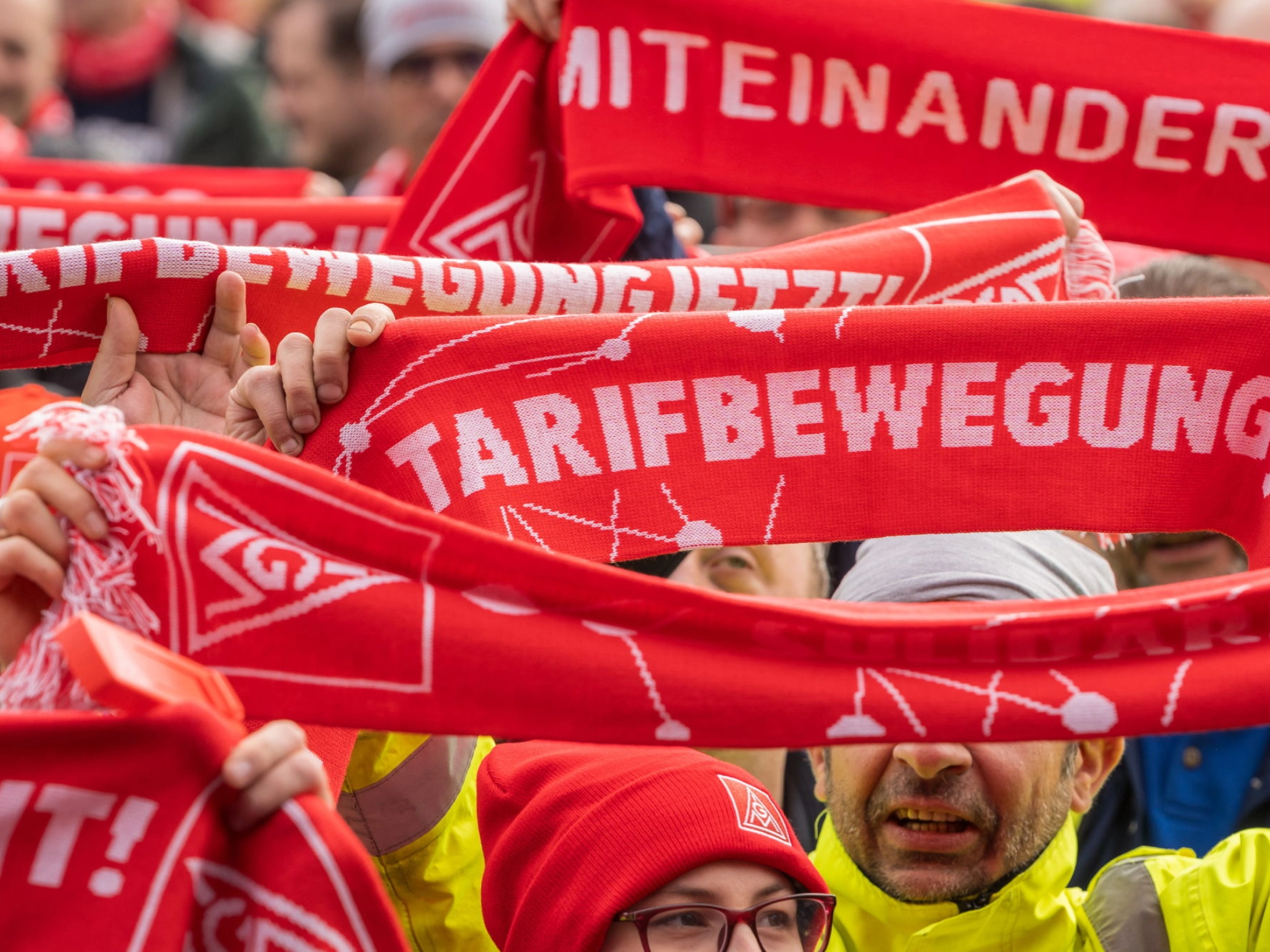 Beschäftigte machen während der Metall-Tarifrunde 2024 mit Warnstreiks Druck für ihre Forderung