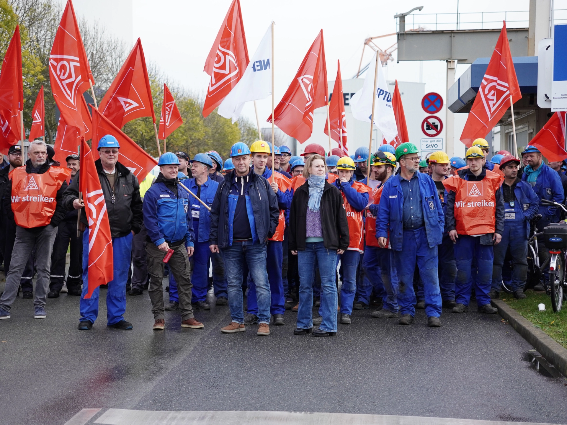Warnstreik Tarifrunde ME22 Neptun Caterpillar Rostock Küste
