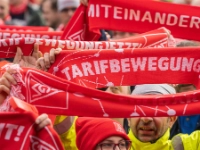 Beschäftigte machen während der Metall-Tarifrunde 2024 mit Warnstreiks Druck für ihre Forderung
